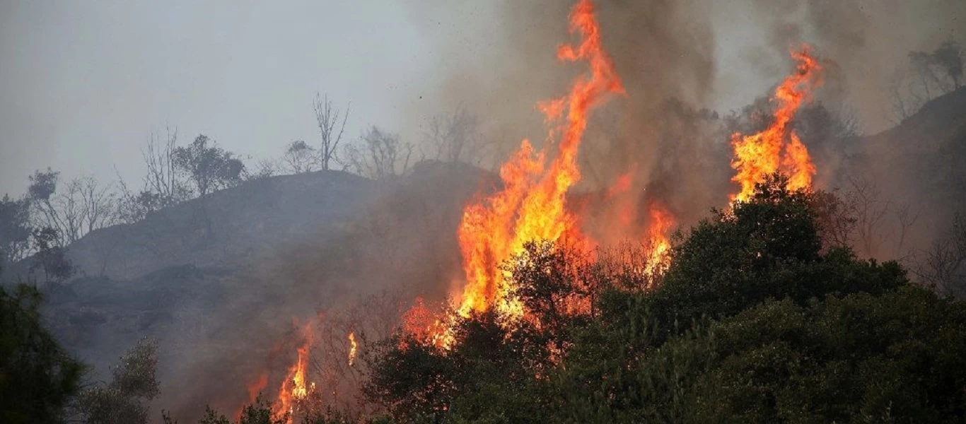 Φωτιά στα Χανιά: Είναι σε κοντινή απόσταση από τον οικισμό Μουστάκο